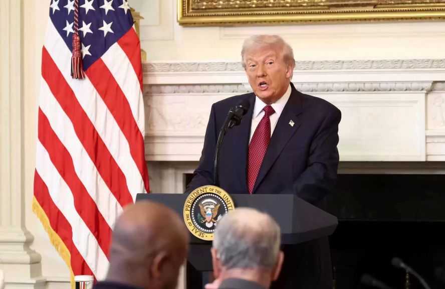 ترامب يتمسك بالحصار البحري المفروض على الموانئ الإيرانية