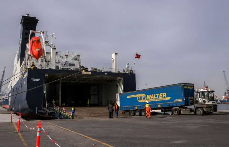 ميناء دمياط يستقبل 65.5 ألف طن قمح فرنسي لصالح القطاع العام