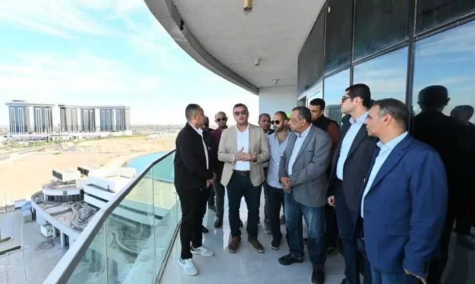 وزير الإسكان يتفقد الأبراج الشاطئية وكومبوند ”مزارين” في العلمين الجديدة
