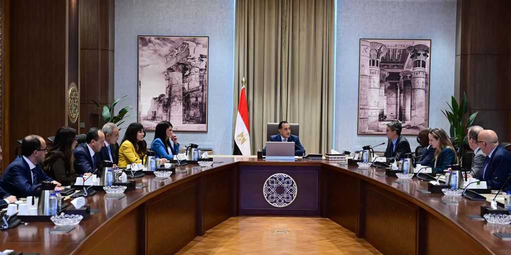 رئيس الوزراء يبحث مع وفد البنك الدولي تعزيز التعاون بمجالات البنية التحتية والطاقة والمياه