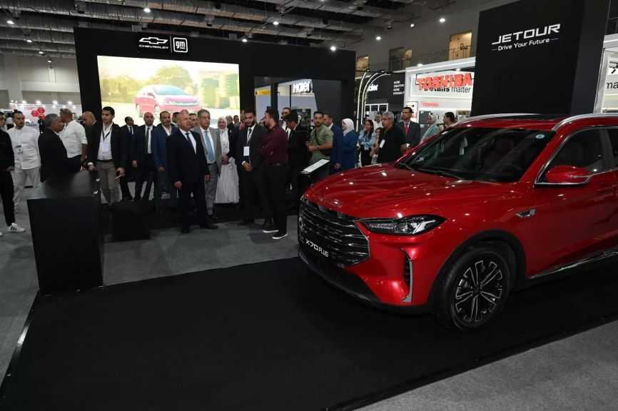 وزير الصناعة يتفقد أجنحة شركات السيارات ومكوناتها والأجهزة الكهربائية خلال MEA Industry