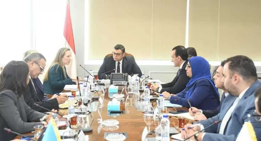 وزير الإسكان يناقش مع بعثة البنك الدولي تعزيز التعاون بمجالات المدن الذكية والمباني الخضراء