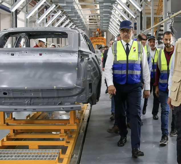 وزير قطاع الأعمال العام يتفقد تجارب التشغيل بمصنع سيارات النصر للركوب