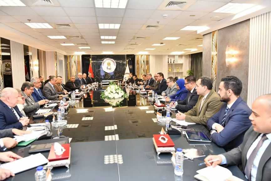 وزيرا الإنتاج الحربي والإسكان يُناقشان المشروعات المشتركة ضمن ”حياة كريمة”