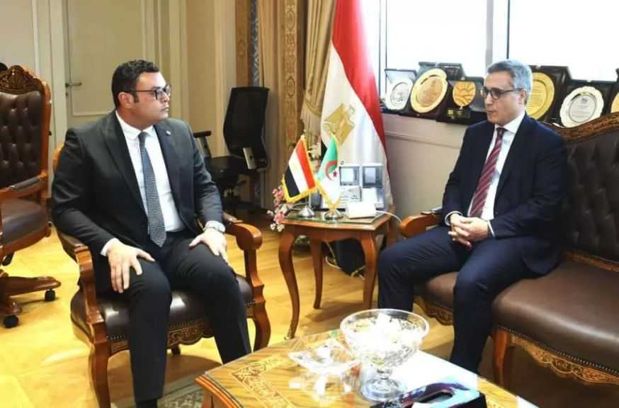 وزير الإسكان يبحث مع سفير الجزائر تعزيز التعاون بمجالات التنمية العمرانية