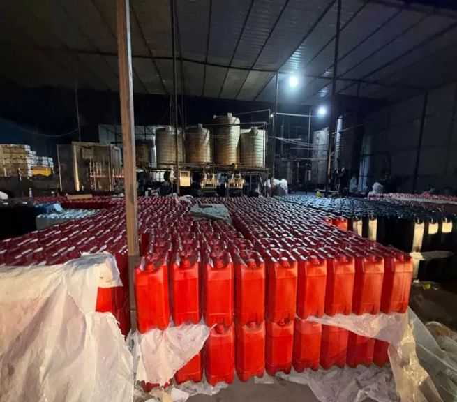 ضبط مصنع لإعادة تدوير زيوت مستعملة لتشغيل محركات السيارات بالجيزة