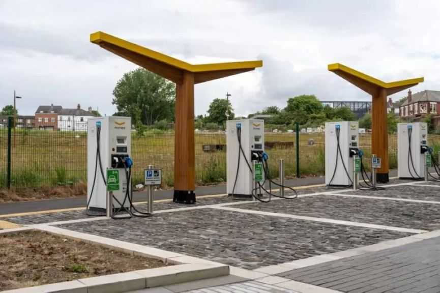 بريطانيا تعلن حزمة بملياري دولار لدعم التحول إلى السيارات الكهربائية