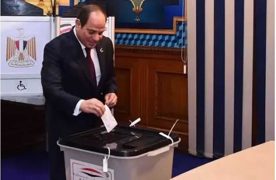 الرئيس السيسي يدلي بصوته فى انتخابات مجلس النواب بمدرسة الشهيد مصطفى عميرة