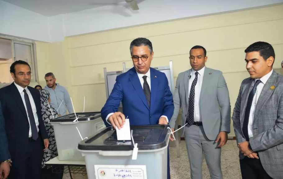 واجب وطني.. وزير التموين يُدلي بصوته في انتخابات مجلس النواب