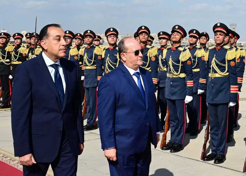 رئيس الوزراء يستقبل نظيره الجزائري بمطار القاهرة