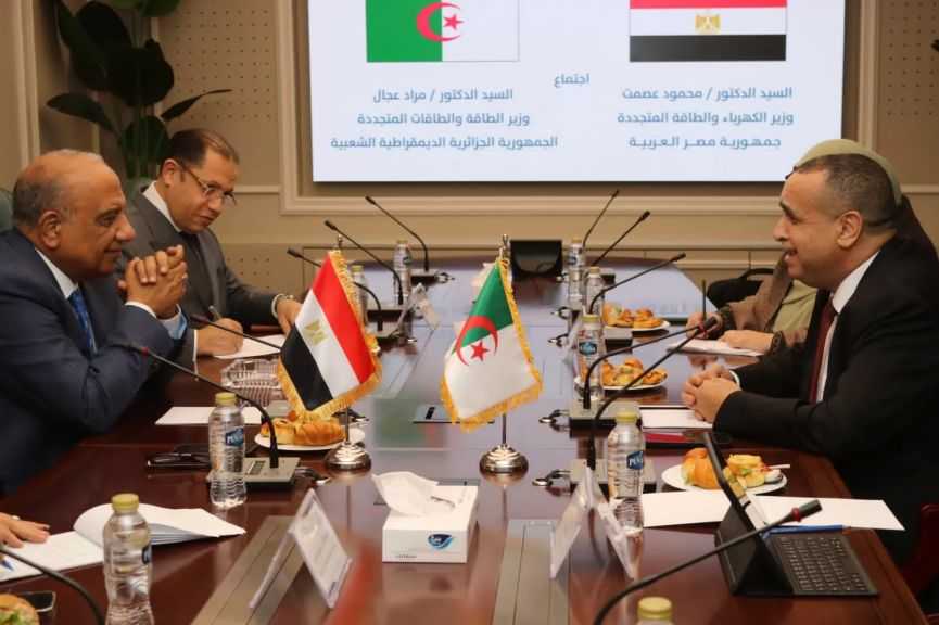 وزير الكهرباء يبحث مع نظيره الجزائري تعزيز الشراكة والتعاون بمختلف مجالات الطاقة المتجددة