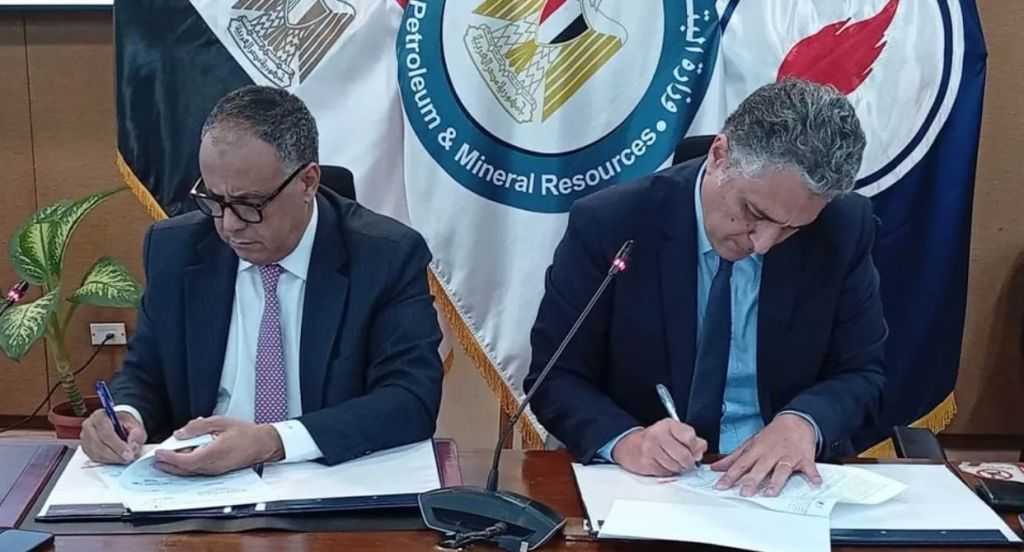 ”البترول” وإكسون موبيل توقعان مذكرة تفاهم لتعزيز التعاون بمجال نقل المنتجات البترولية والتوزيع