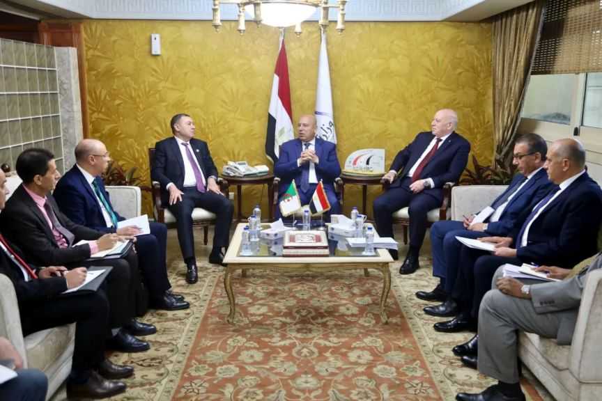 مصر والجزائر تبحثان تعزيز التعاون بمجالات الصناعة والنقل