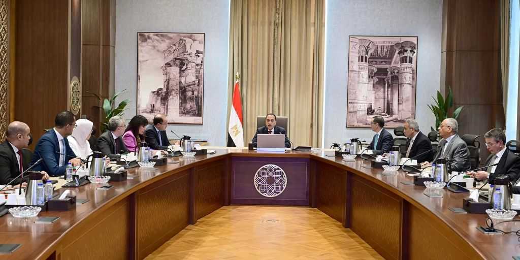 رئيس الوزراء يُتابع مع وزيري المالية والاستثمار الموقف التنفيذي لخطة تطوير المنظومة الجمركية