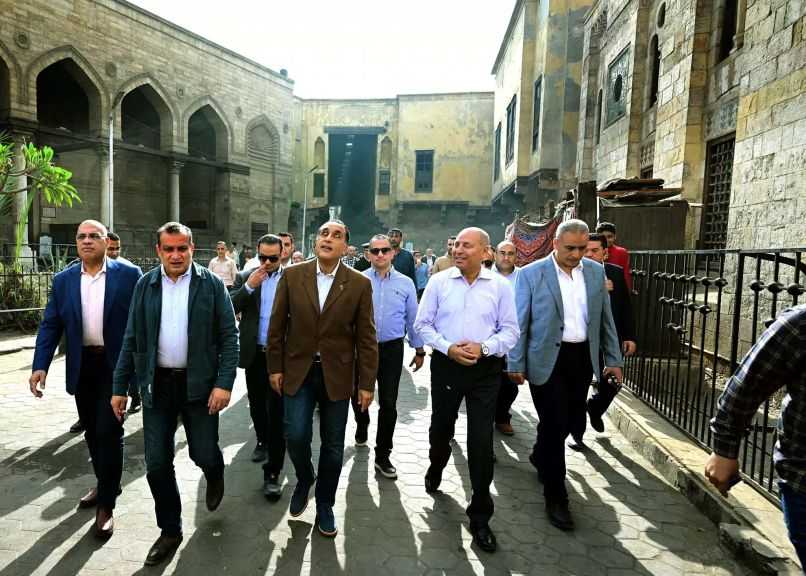 رئيس الوزراء يتفقد أعمال إعادة إحياء المباني التجارية والسكنية بحارة الروم| صور