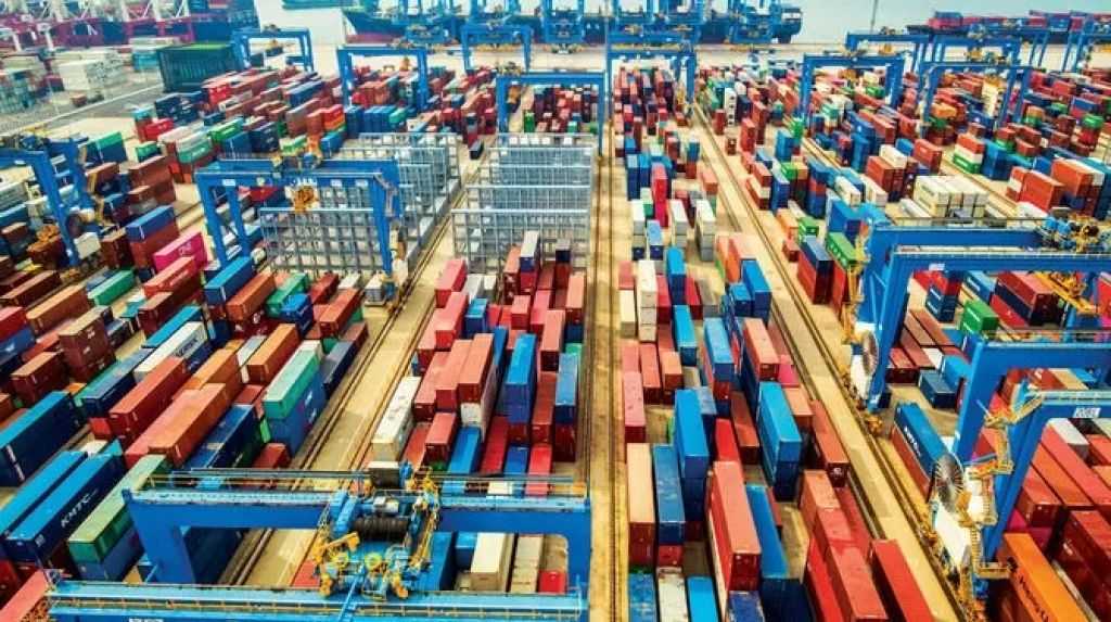 تباطؤ نمو تجارة البضائع عالمياً مع انتهاء الطلبات المعجلة لتجنب الرسوم