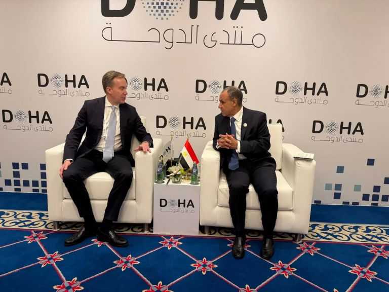 خلال منتدى الدوحة.. وزير الخارجية يلتقي مع رئيس المنتدى الاقتصادي العالمي