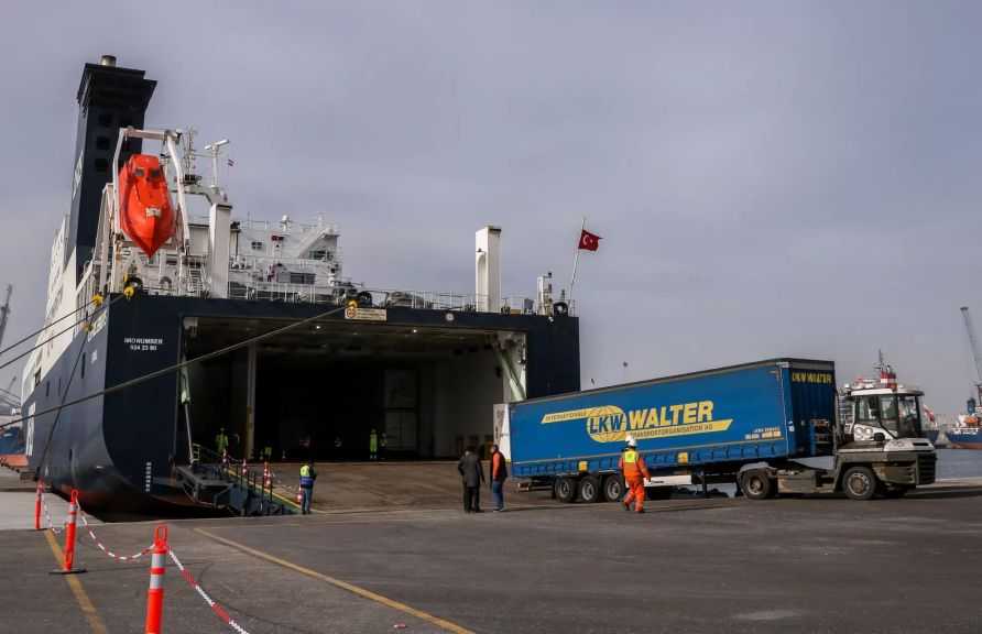 تضم ذرة وفول صويا وزيت.. ميناء دمياط يستقبل 45327 طنًا من البضائع