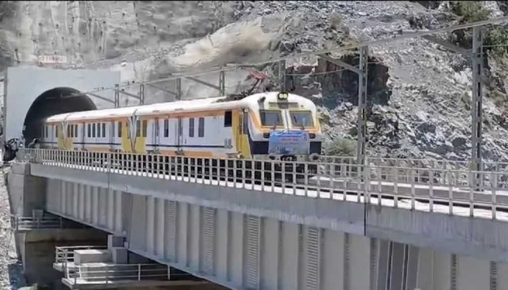 السكك الحديدية الهندية تشغل 84 قطاراً خاصاً لمعالجة أزمة إلغاء رحلات ”إنديجو” الجوية