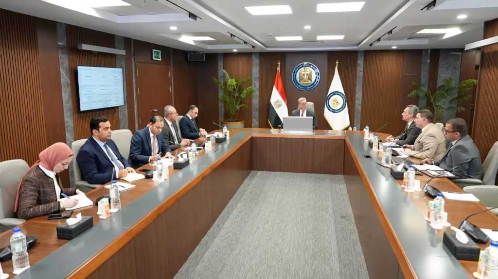وزير البترول يُناقش تطوير آلية تدريب سائقي نقل المنتجات البترولية