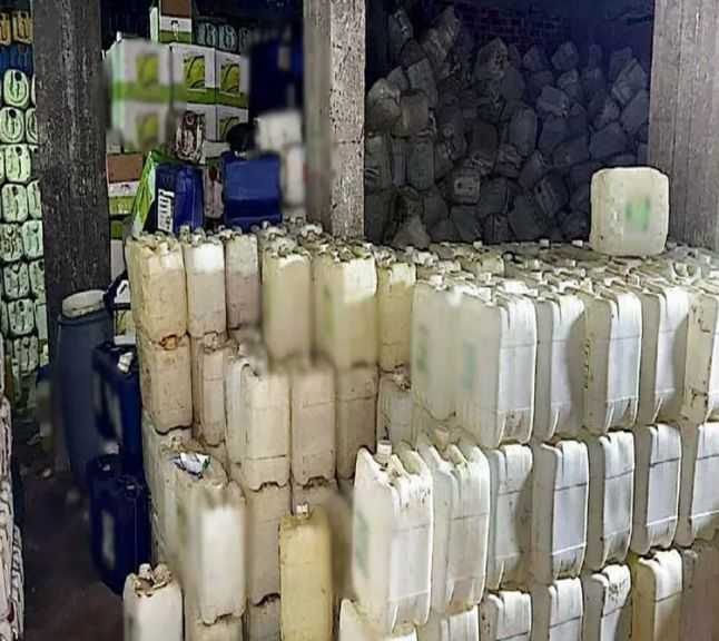 ضبط مصنع لإنتاج المخصبات الزراعية السائلة من مواد مجهولة المصدر