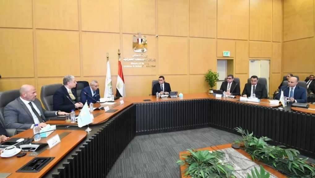 وزير الإسكان يُتابع مع الشركة الصينية تنفيذ منطقة الأعمال المركزية بالعاصمة الجديدة