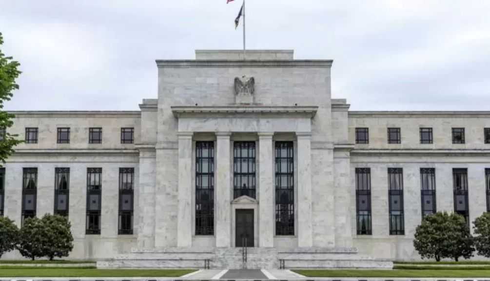 الفيدرالي الأمريكي يبقي على سعر الفائدة دون تغيير