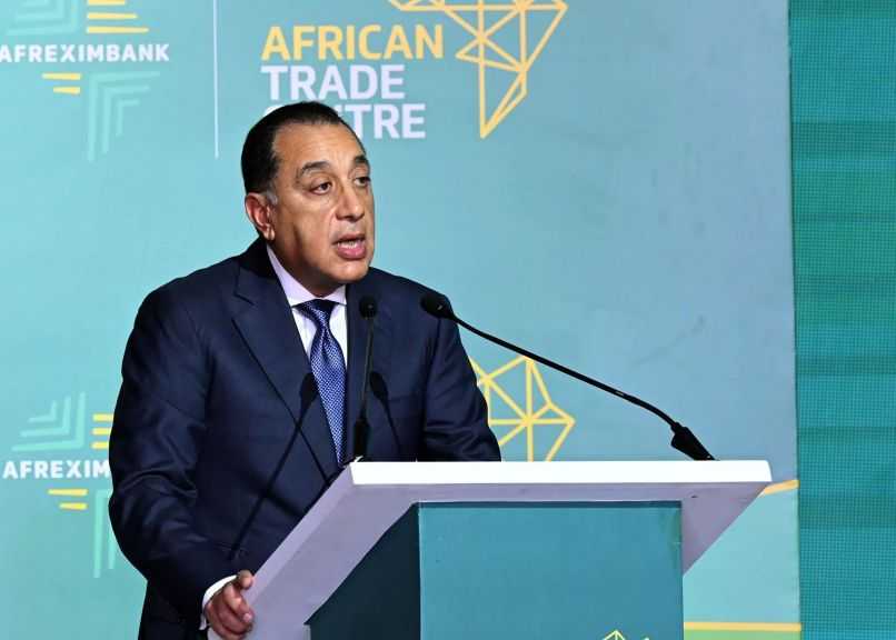 تضم سكر وإطارات وصلب.. رئيس الوزراء: ”أفريكسيم بنك” يُوفر تمويلًا لمشروعات صناعية بمصر