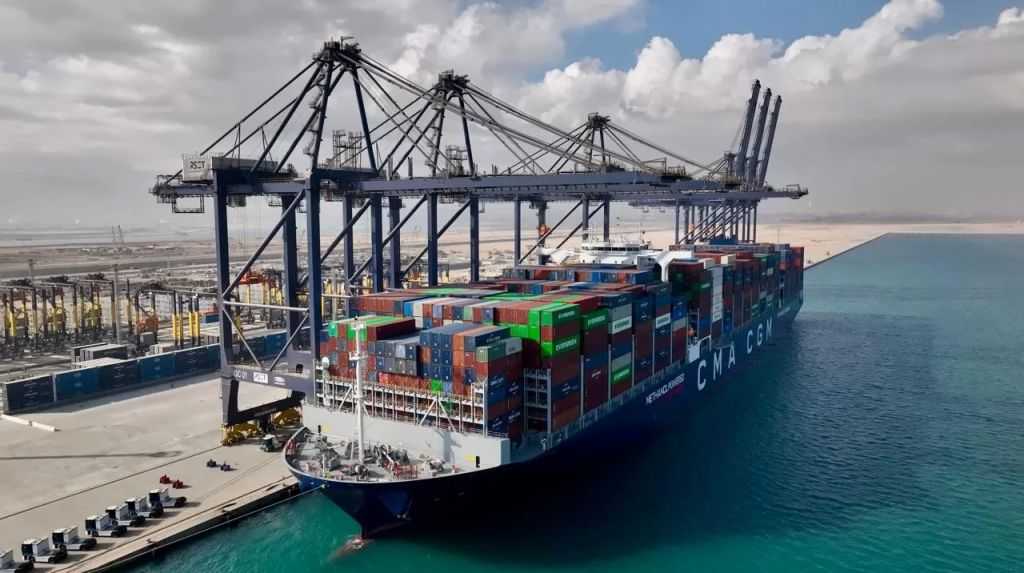 بدء التشغيل التجريبي لمحطة البحر الأحمر لتداول الحاويات بميناء السخنة| صور