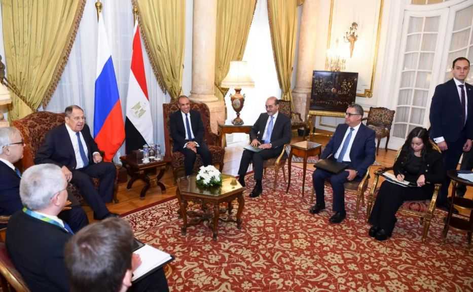 في مشاورات مع نظيره الروسي.. وزير الخارجية يؤكد ضرورة تفعيل عملية سياسية شاملة بسوريا