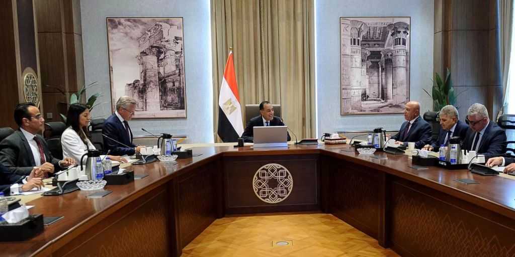 ”ميرسك” تؤكد التزامها بتوسيع استثماراتها في مصر.. وعودة حركة التجارة للمرور عبر قناة السويس