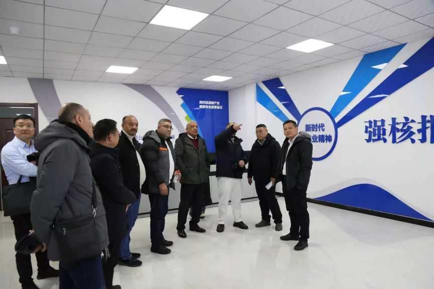 وزير الكهرباء يزور منجم للخامات ومصنع استخلاص العناصر الاستراتيجية بالصين