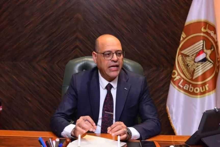 وزير العمل يُصدر قرارًا بتحديد ساعات العمل في المنشآت الصناعية
