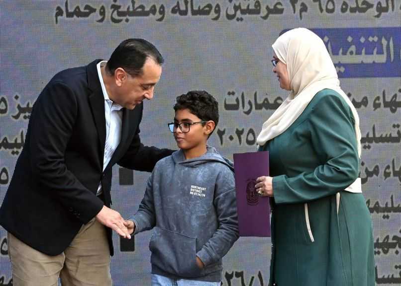 رئيس الوزراء يُسلم عقود وحدات سكنية ضمن مشروع إسكان للشباب بالأقصر| صور