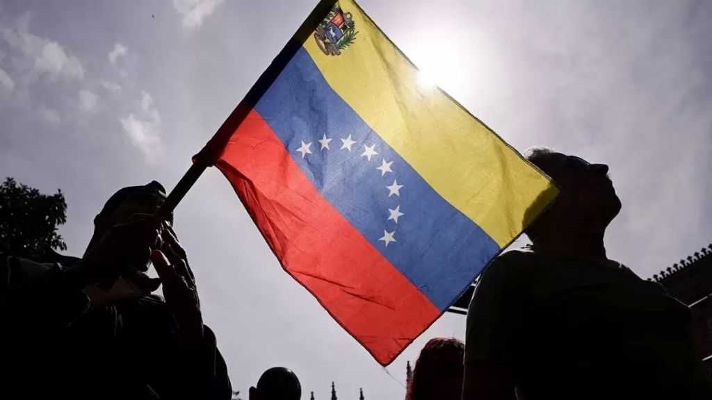 ترامب يضغط على عمالقة النفط لضخ 100 مليار دولار في فنزويلا والمستثمرون يطالبون بضمانات