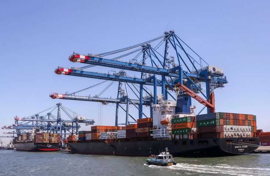 تضم ذرة وقمح وحديد.. ميناء دمياط يستقبل 68451 طنًا من البضائع