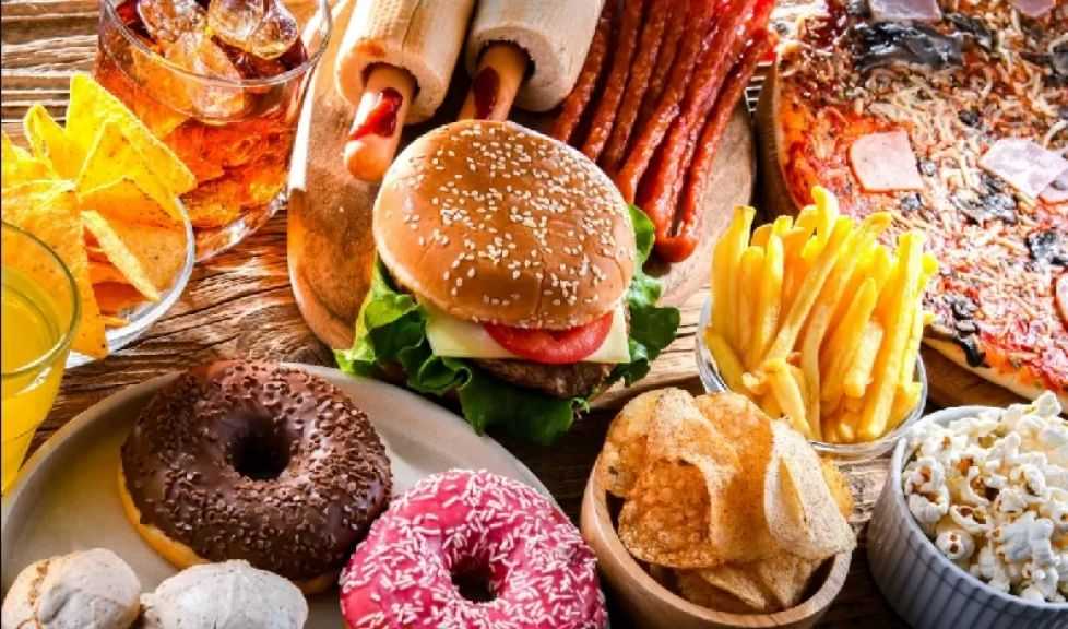 بريطانيا تبدأ رسمياً حظر إعلانات الوجبات السريعة لمكافحة سمنة الأطفال