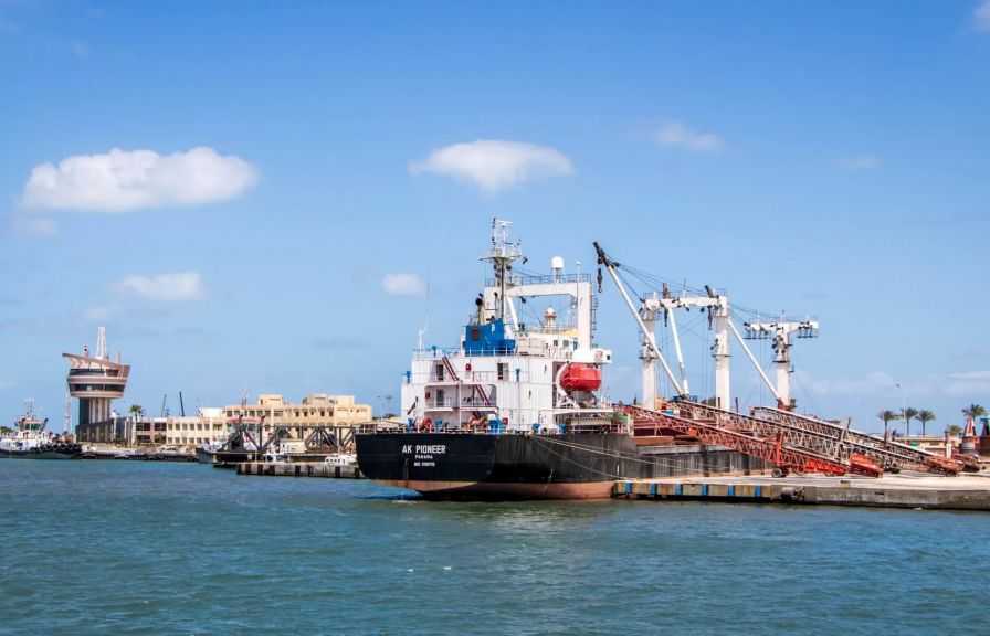 ميناء دمياط يستقبل 52.1 ألف طن ذرة و3.1 آلاف طن قمح