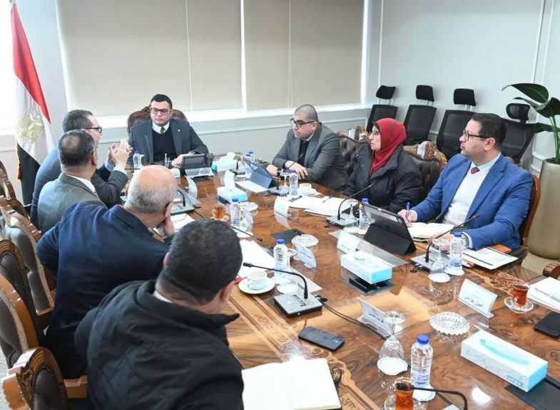 وزير الإسكان يُناقش تنفيذ مشروع للإسكان المتوسط بعدد من المدن الجديدة
