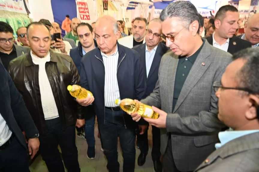 وزير التموين ومحافظ المنيا يفتتحان سوق اليوم الواحد| صور