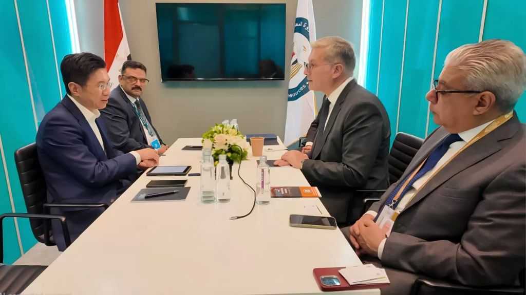 وزير البترول يُناقش مع شركة صينية إقامة شراكات استثمارية بمجال التعدين