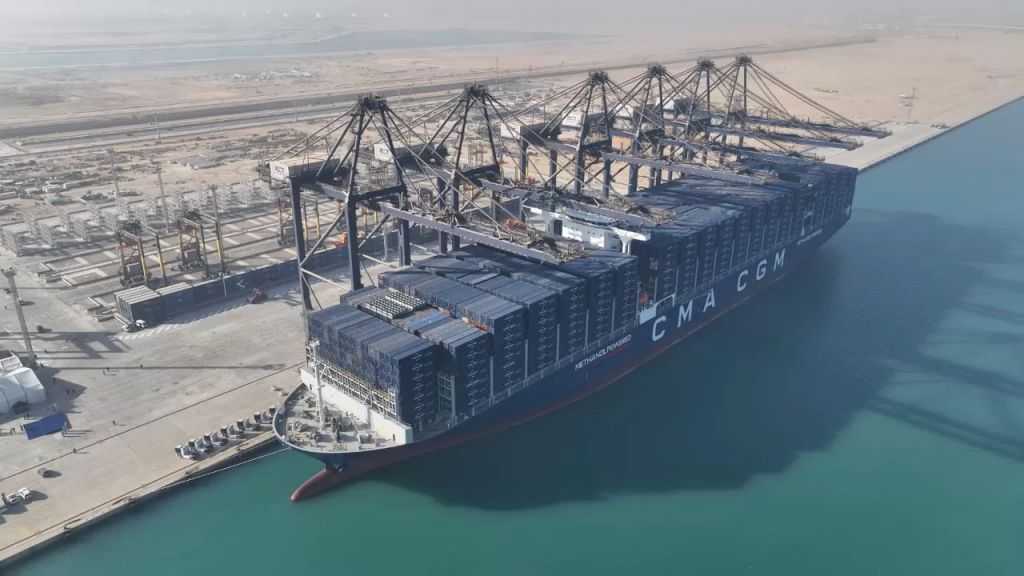 بدء التشغيل التجاري.. محطة البحر الأحمر لتداول الحاويات تستقبل سفينة قادمة من بيروت