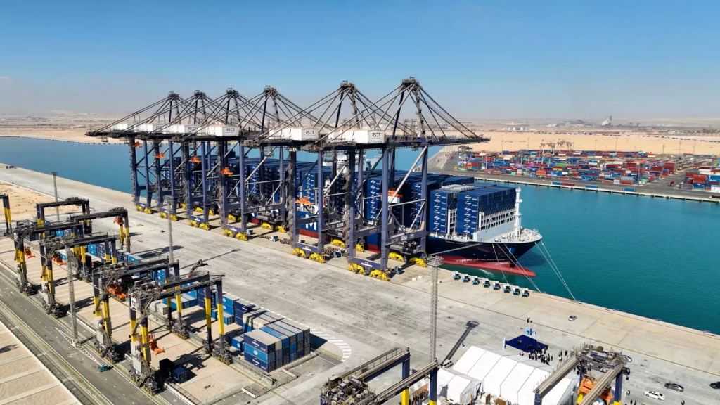 ”قناة السويس” توضح الإجراءات المتخذة مع سفينة البضائع الجانحة شمال بورسعيد