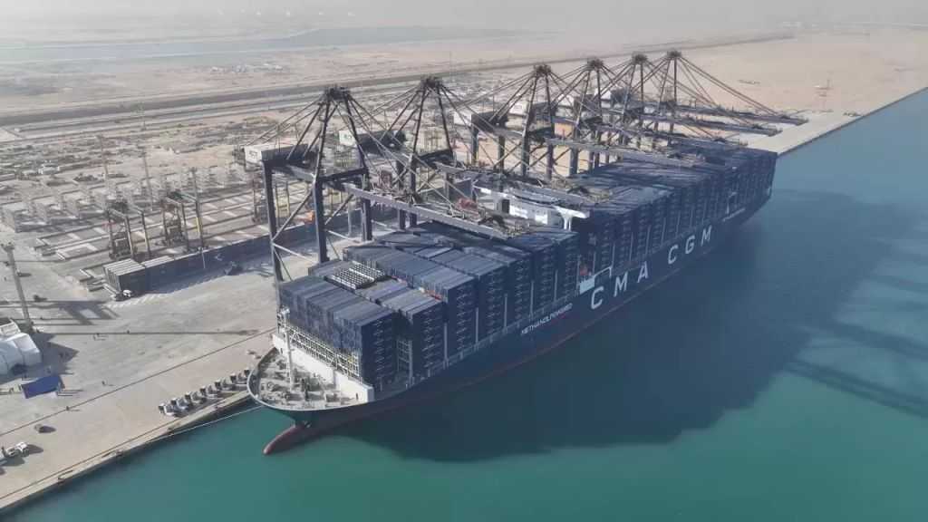 تداول 11 ألف طن بضائع و608 شاحنات بمواني البحر الأحمر