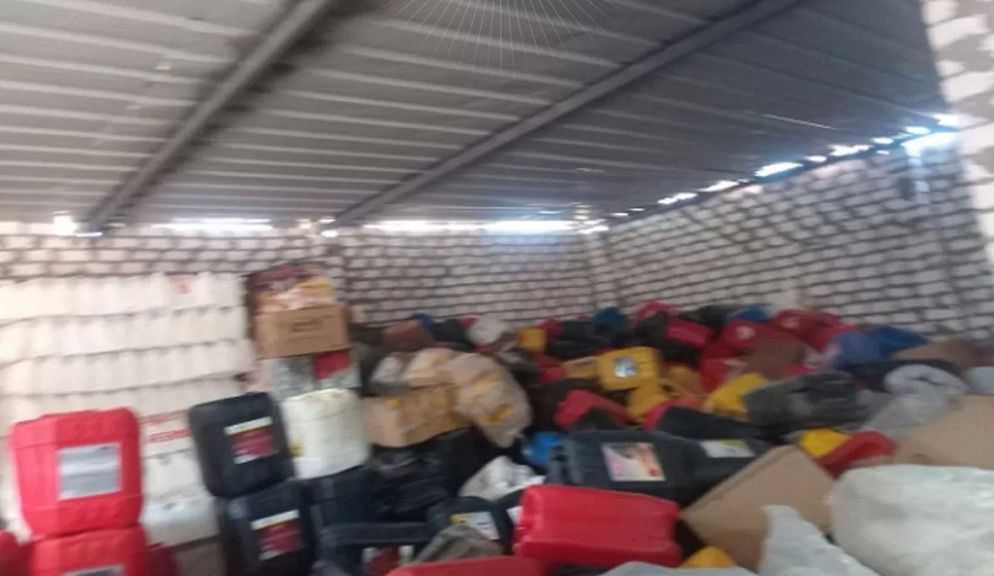 ضبط 3000 لتر زيوت سيارات مجهولة المصدر داخل مخزن بسوهاج
