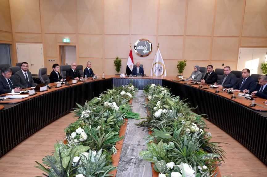 وزير الصناعة يبحث مع ”تويوتا تسوشو” ضخ المزيد في الاستثمارات لتصنيع السيارات في مصر