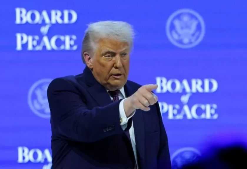 ترامب يهدد كندا بفرض رسوم جمركية 100% بسبب اتفاق محتمل مع الصين