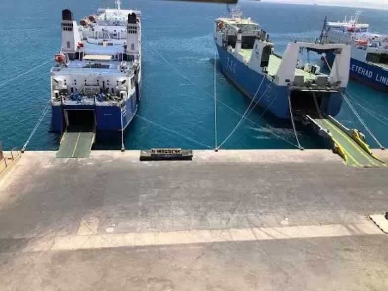 تداول 23 ألف طن بضائع و906 شاحنات بمواني البحر الأحمر