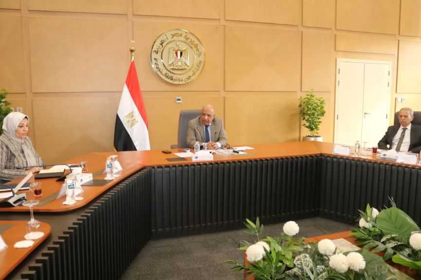 وزير الكهرباء يجتمع باللجنة الاستراتيجية لمتابعة مستجدات تنفيذ مشروعات الطاقات المتجددة