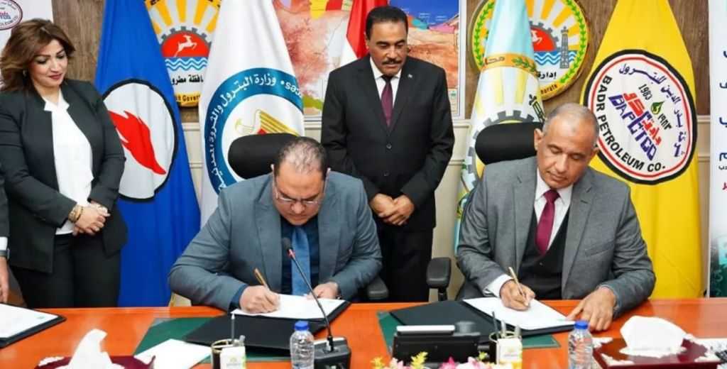 ”بدر الدين للبترول” توقع بروتوكولي تعاون لتنفيذ مشروعات تنموية وقوافل طبية بمطروح